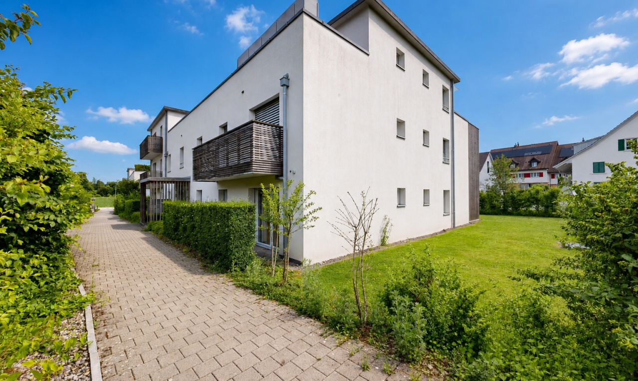 außenansicht mit stuckverkleidung, day time, balkon, rasen, und from community
