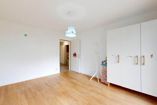 leerer raum mit wood finish floor, holzfußboden, inside property, drywall, und gipskartonwand