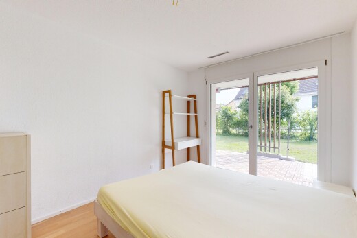 zimmer / schlafzimmer mit wood finish floor, holzfußboden, inside property, außenzugang, und light floor