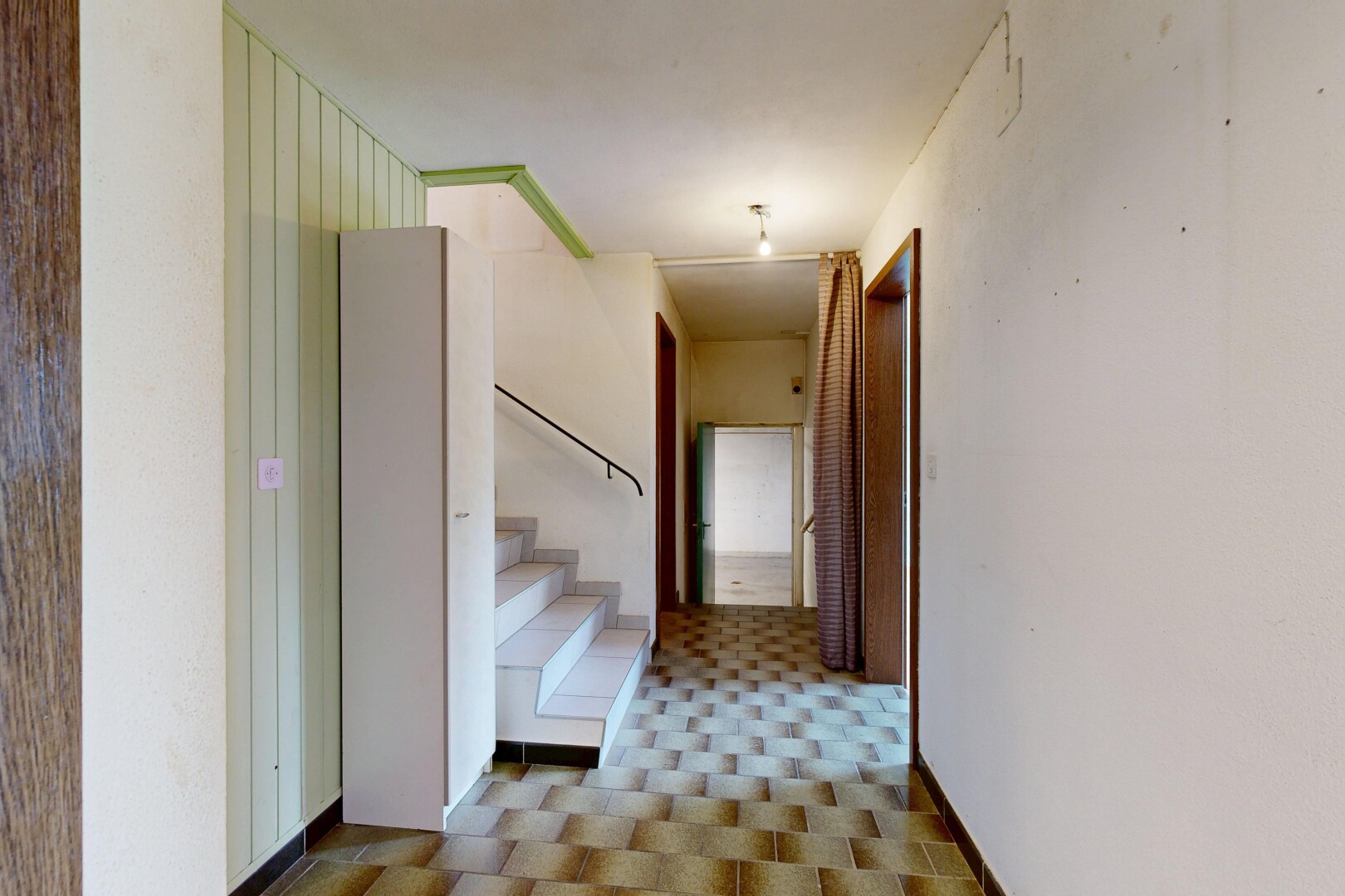 halle / korridor mit vinyl floor, vinylboden, vinyl tile, light floor, und inside property
