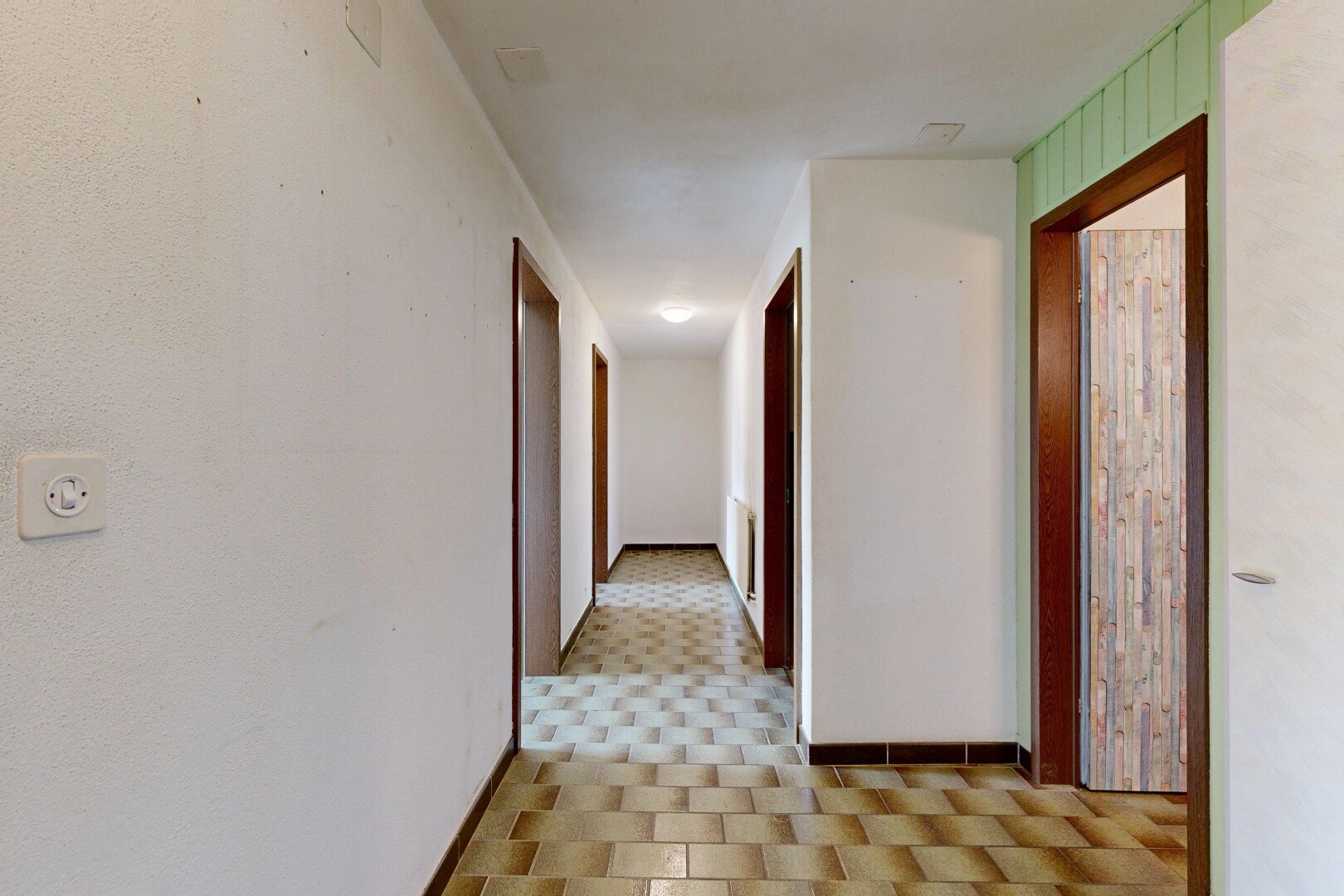halle / korridor mit vinyl floor, vinylboden, vinyl tile, light floor, und inside property