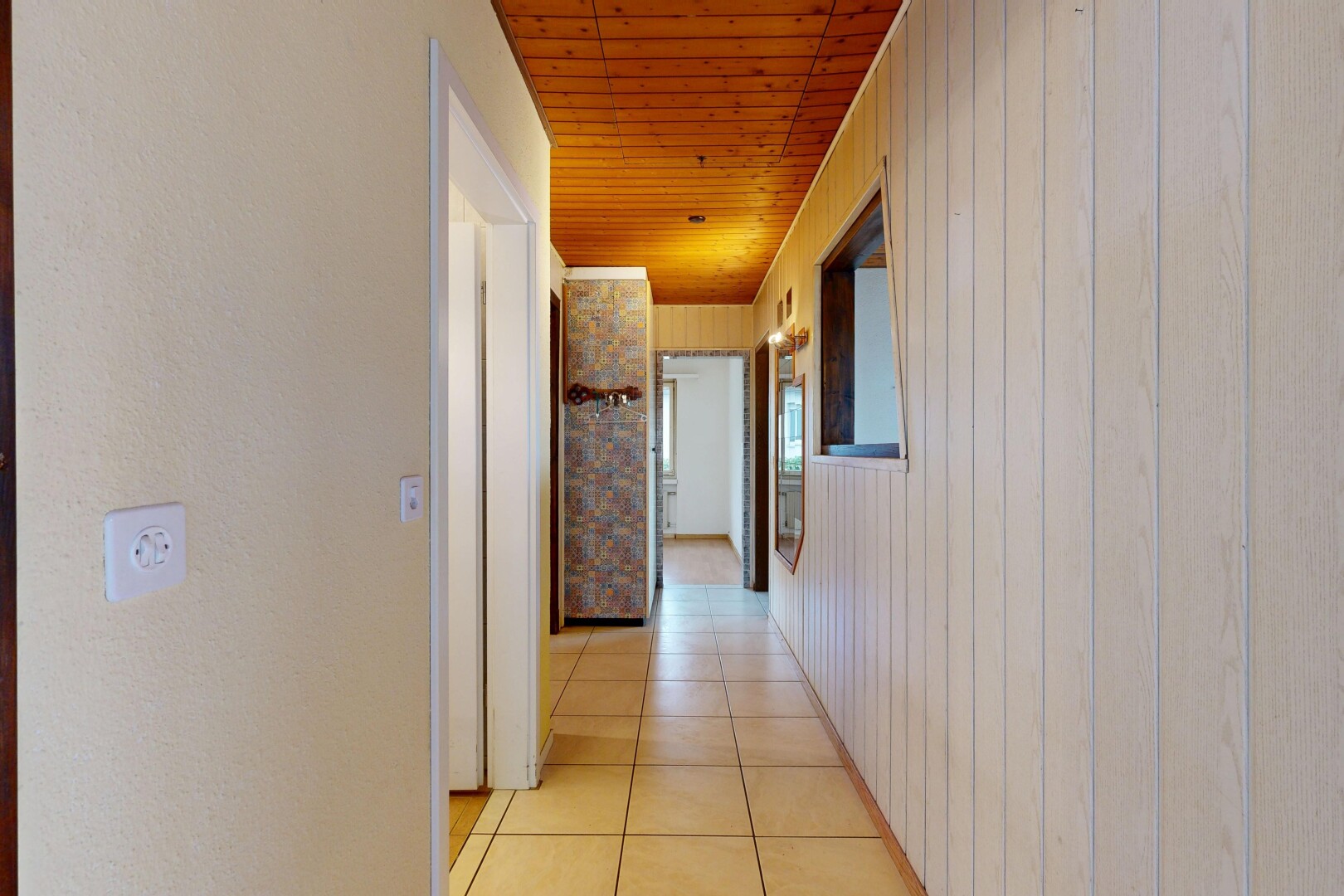 halle / korridor mit holzwand, wood wall, fliesenboden, tile floor, und holzdecke