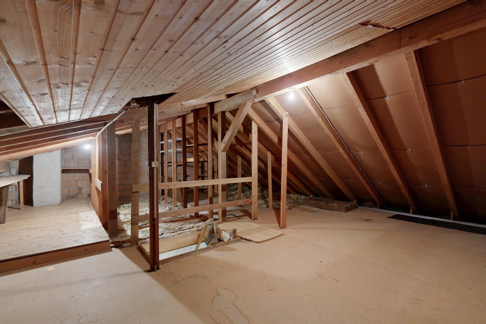 keller mit unfinished floor, niedrige decke, low ceiling, dachschräge, und vaulted ceiling