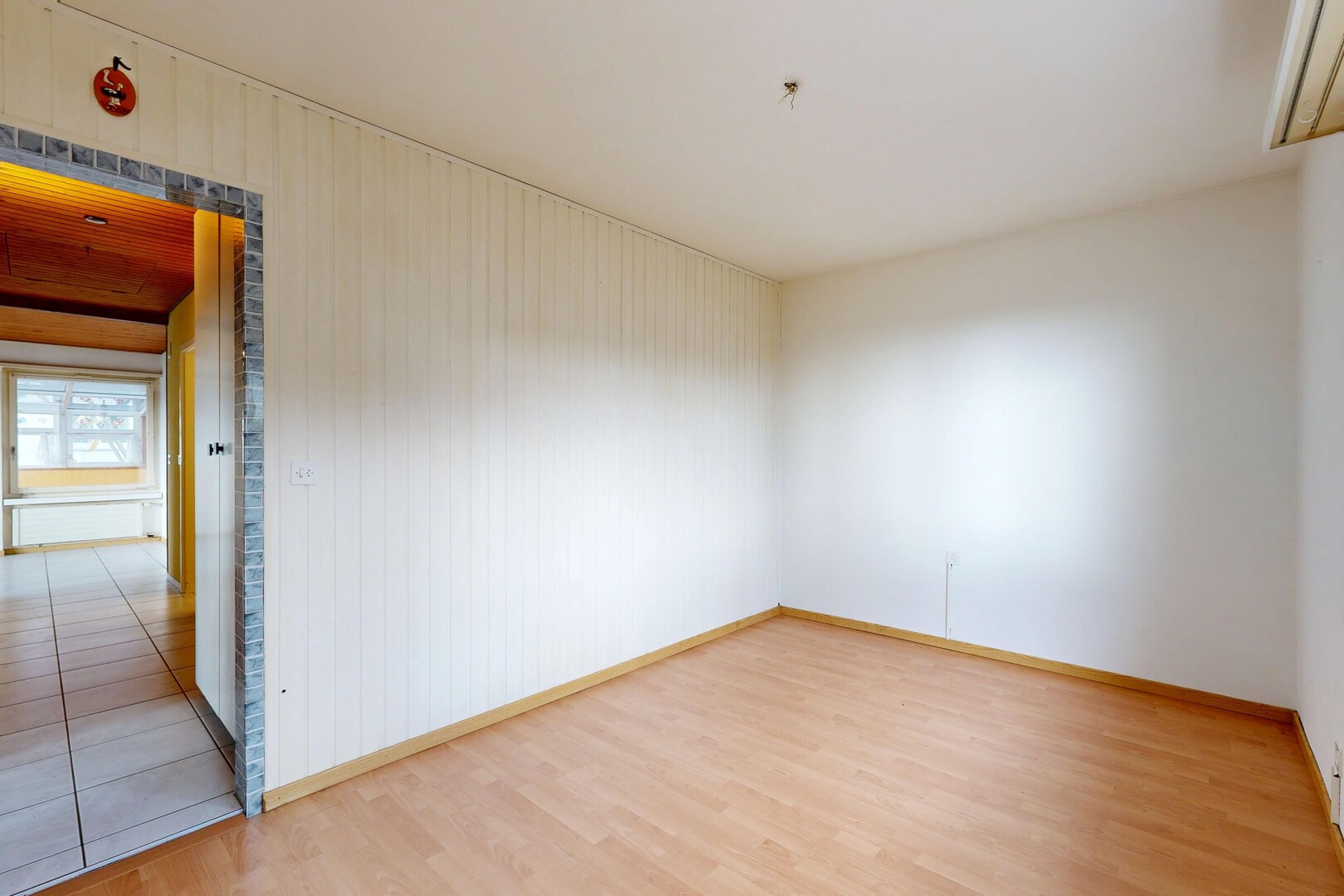 leerer raum mit wood finish floor, holzfußboden, inside property, natural light, und natürliches licht