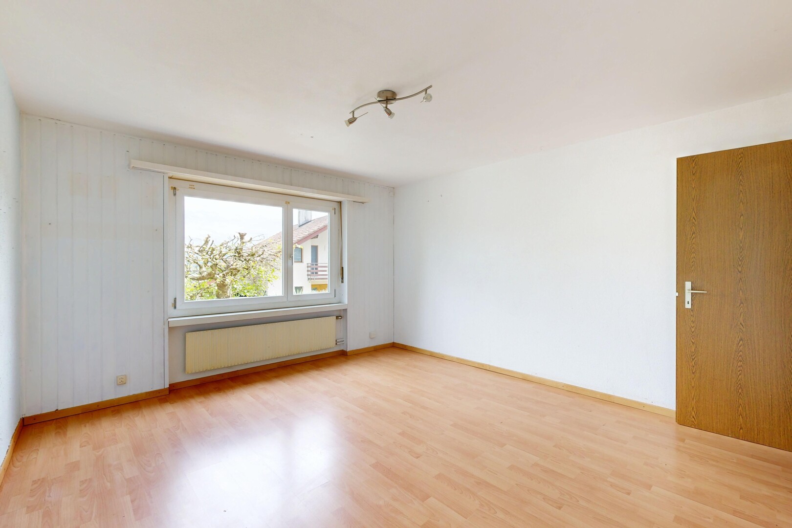 leerer raum mit wood finish floor, holzfußboden, inside property, natural light, und natürliches licht