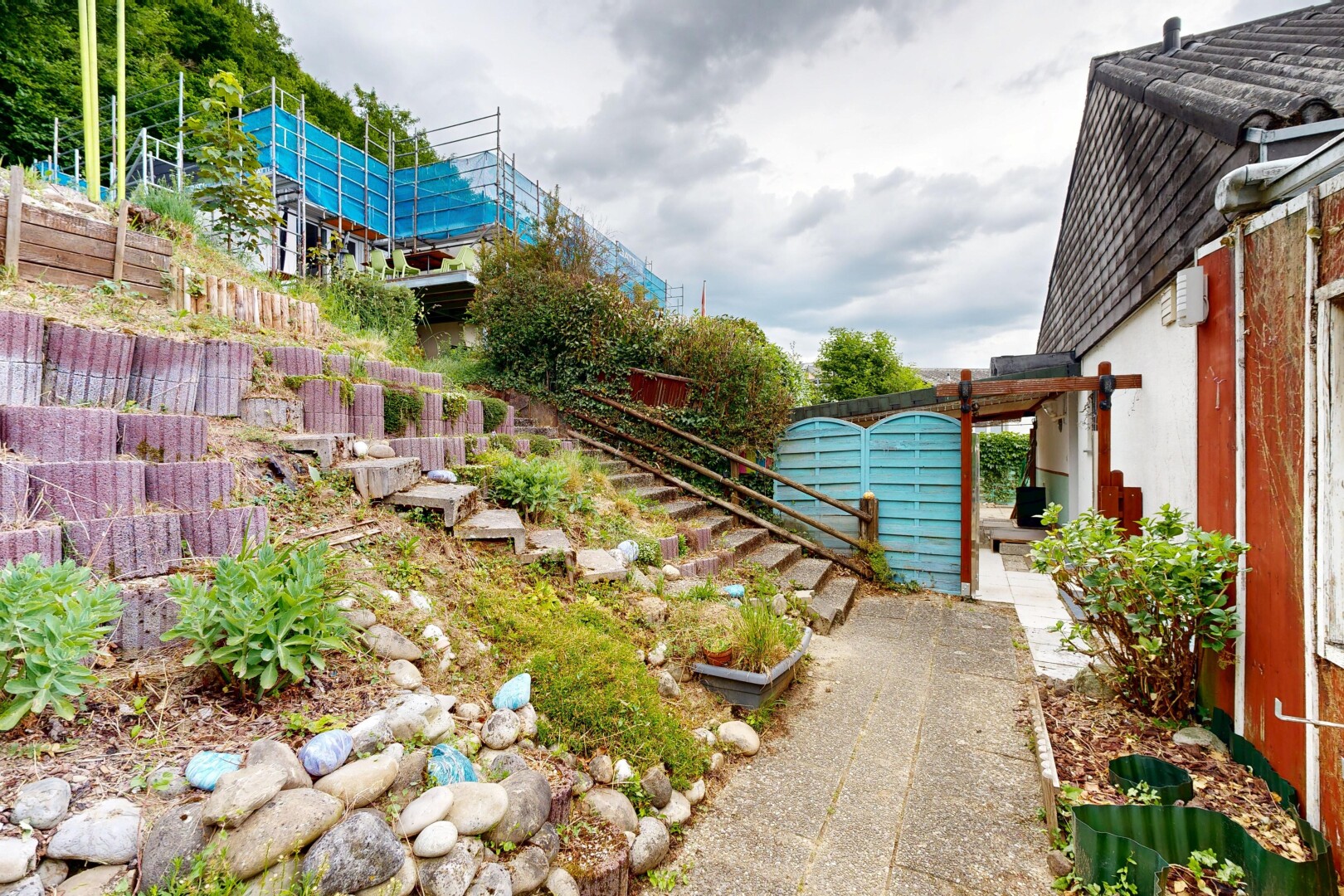 garten mit overcast, zaun, und from property