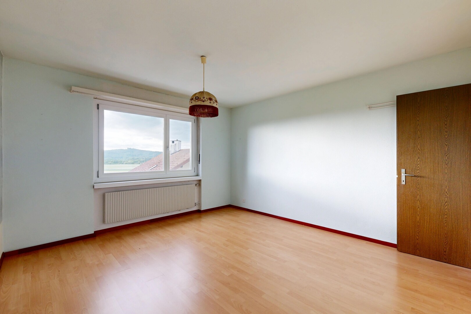 leerer raum mit kühler, holzfußboden, wood finish floor, gipskartonwand, und drywall