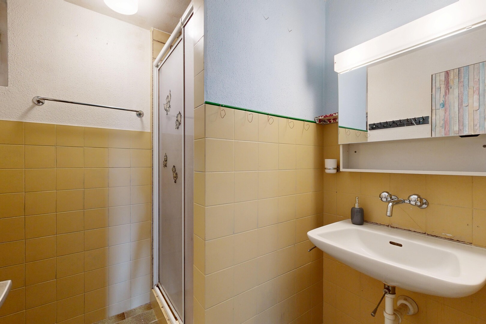 bad mit spiegel, inside property, dusche, komplettes badezimmer, und waschbecken