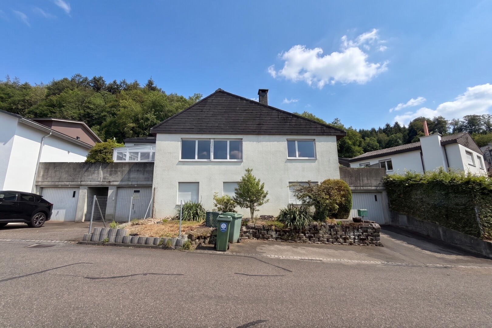 außenansicht mit day time, stuckverkleidung, und property visible