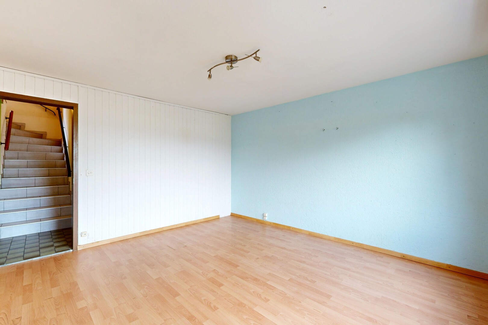 leerer raum mit inside property, wood finish floor, holzfußboden, treppen, und baseboards wall