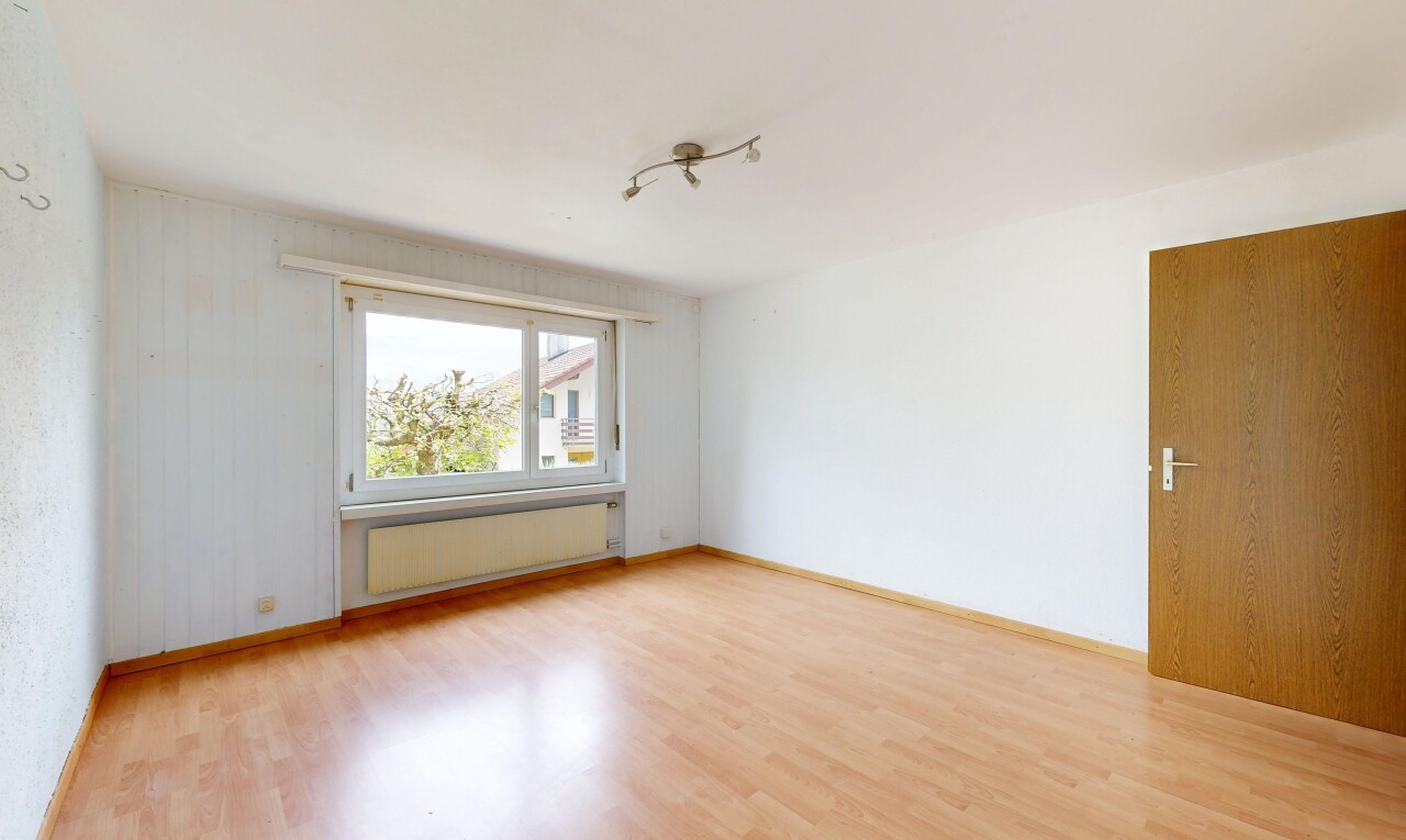 leerer raum mit wood finish floor, holzfußboden, inside property, natural light, und natürliches licht