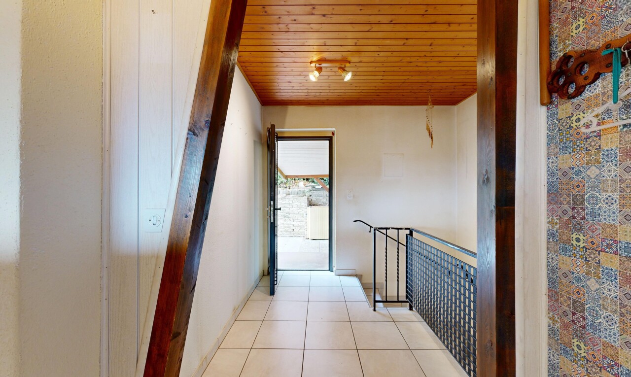 halle / korridor mit gipskartonwand, drywall, holzdecke, wood ceiling, und inside property
