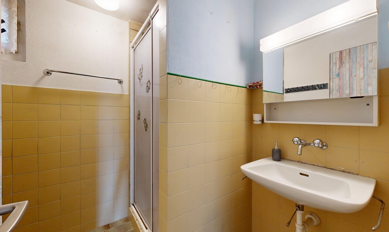 bad mit spiegel, inside property, dusche, komplettes badezimmer, und waschbecken