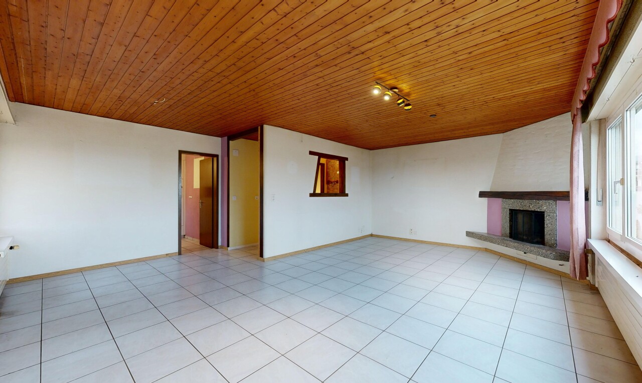 leerer raum mit kamin, inside property, light floor, wood ceiling, und holzdecke