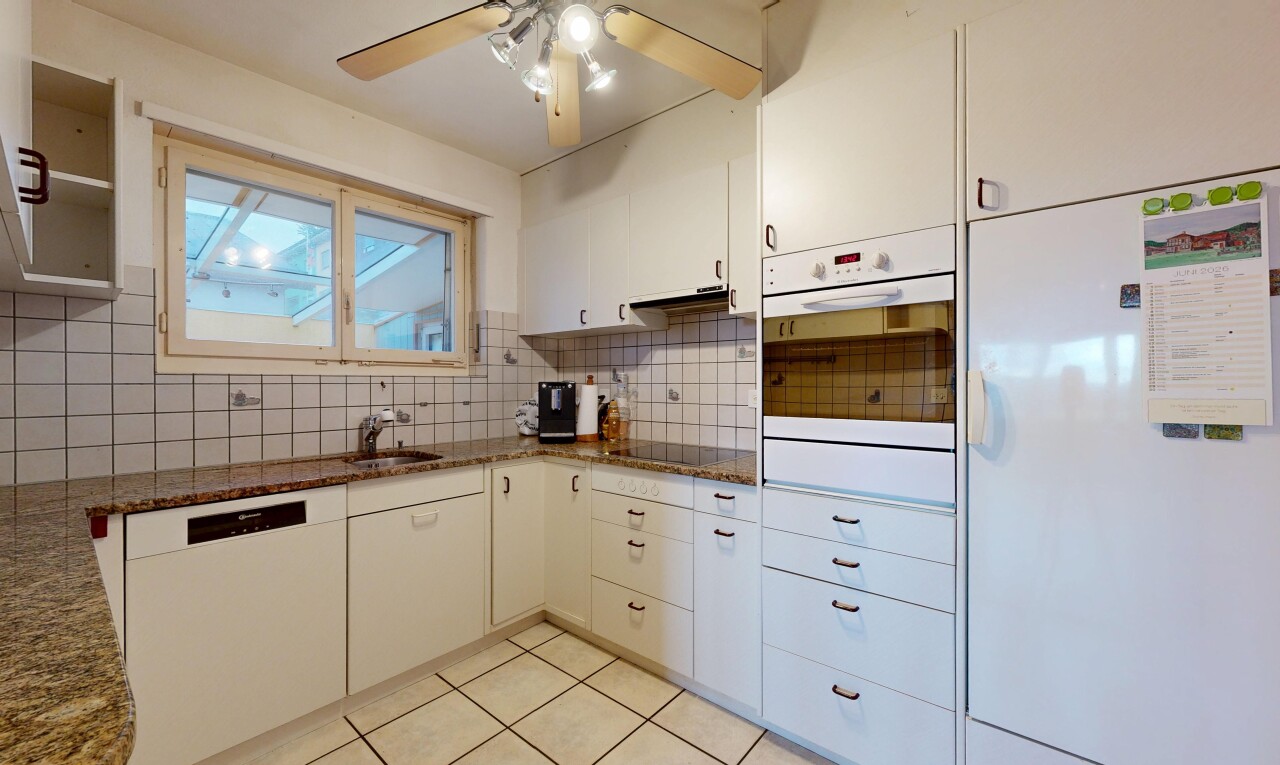 küche mit kühlschrank, ofen, dark countertops, küchenrückwand beim herd, und küchenrückwand beim Herd