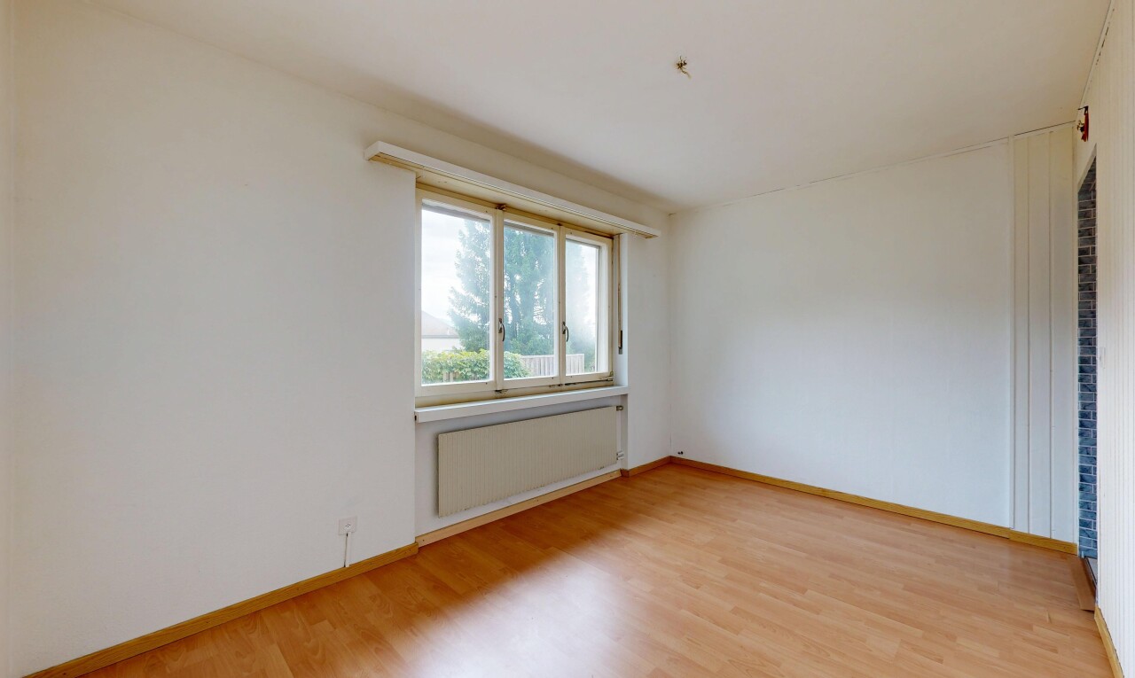 leerer raum mit holzfußboden, wood finish floor, kühler, inside property, und sockelleisten