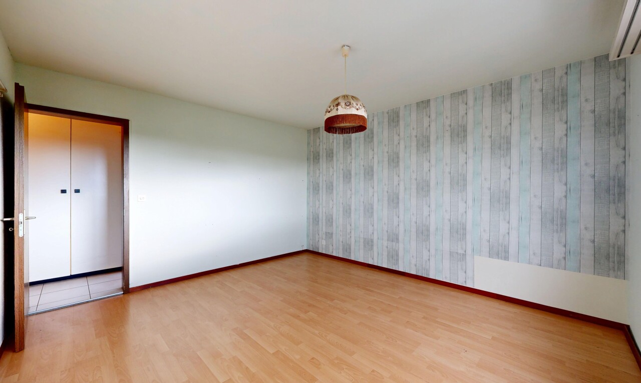 leerer raum mit holzfußboden, wood finish floor, inside property, light floor, und gipskartonwand