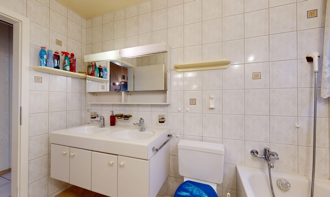 bad mit komplettes badezimmer, doppelwaschtisch, tile wall, fliesenwand, und bad