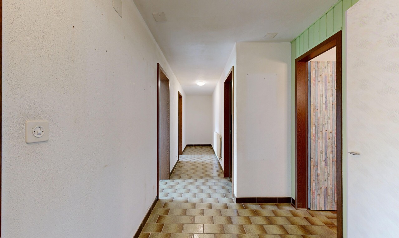 halle / korridor mit vinyl floor, vinylboden, vinyl tile, light floor, und inside property