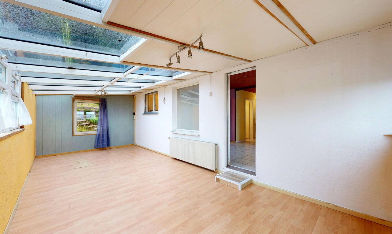 terrasse mit kühler, inside property, und deck