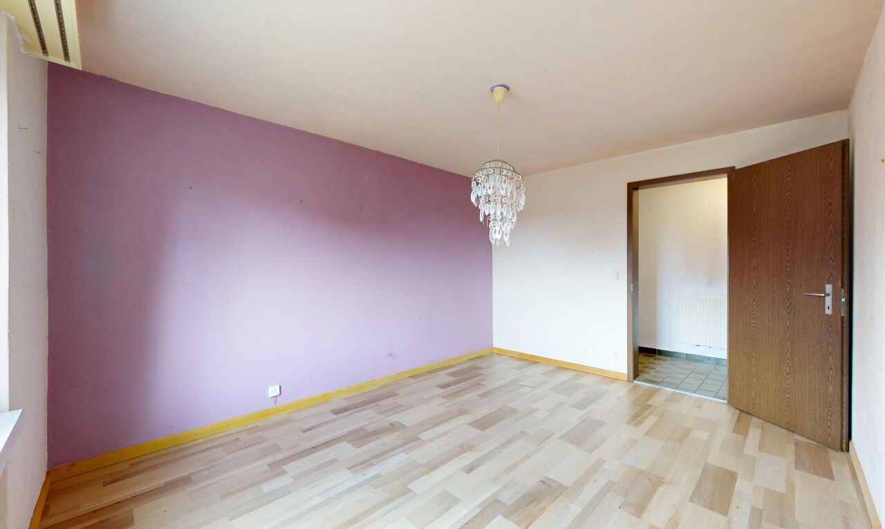 leerer raum mit inside property, drywall, gipskartonwand, bemerkenswerter kronleuchter, und light floor