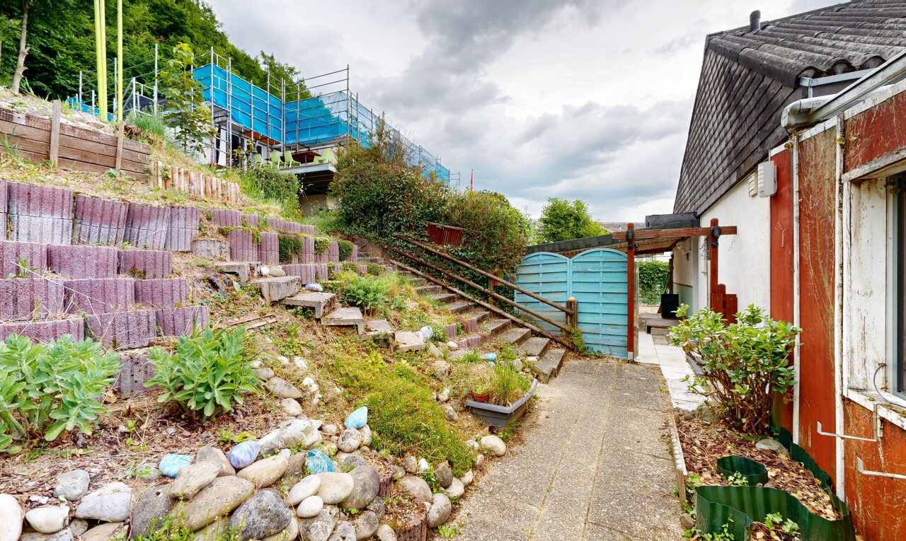 garten mit overcast, zaun, und from property