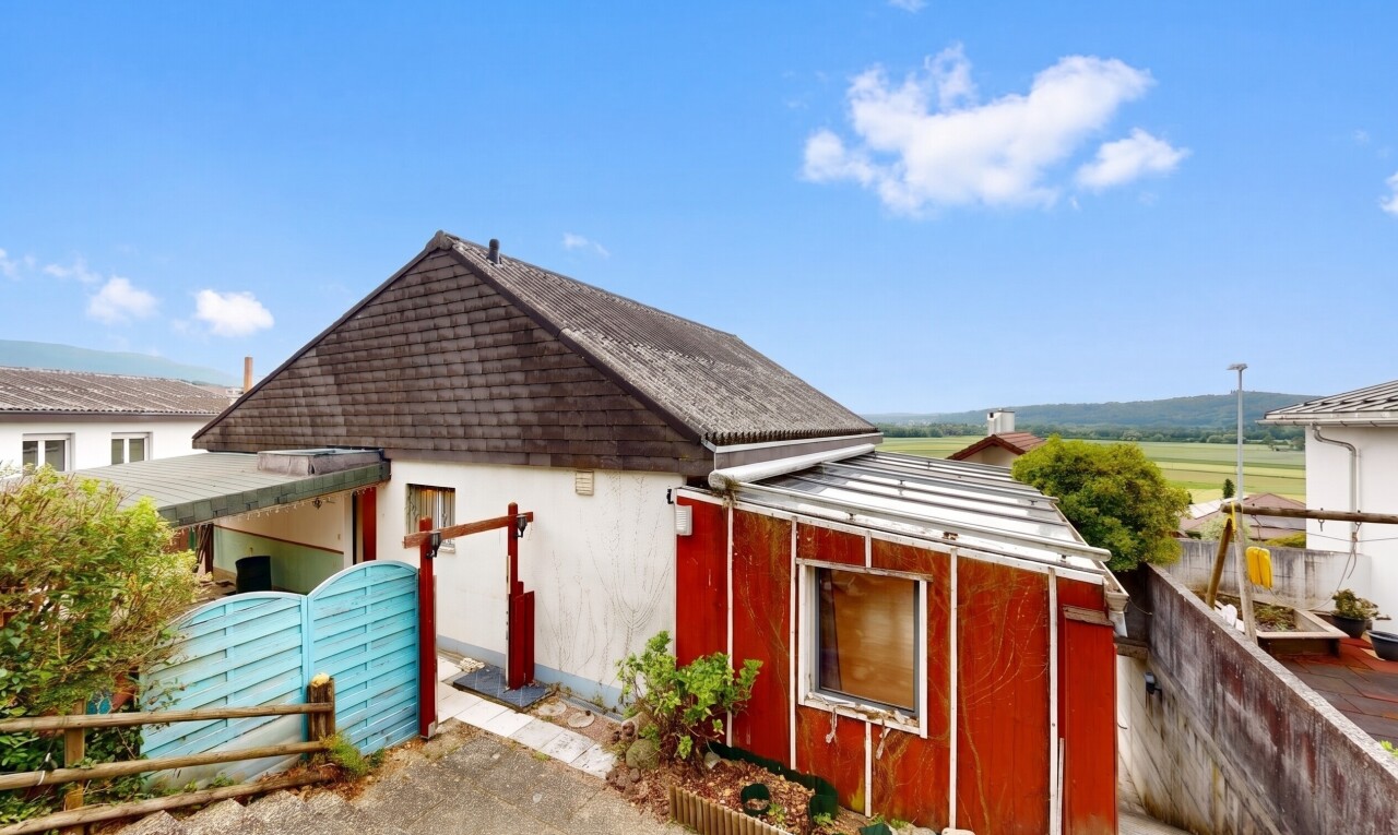 außenansicht mit zaun, property visible, day time, schindeldach, und stuckverkleidung