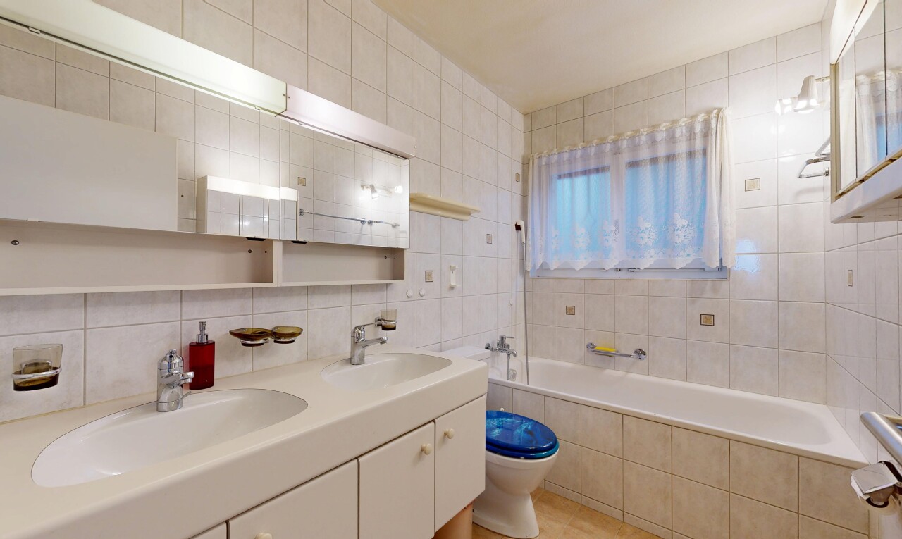 bad mit fliesenwand, tile wall, spiegel, komplettes badezimmer, und doppelwaschtisch