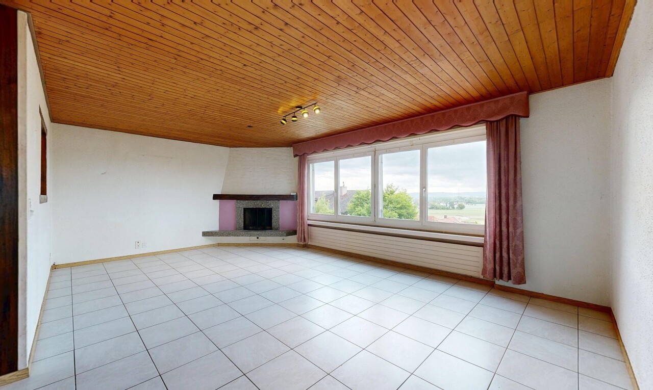 leerer raum mit holzdecke, wood ceiling, light floor, inside property, und gipskartonwand