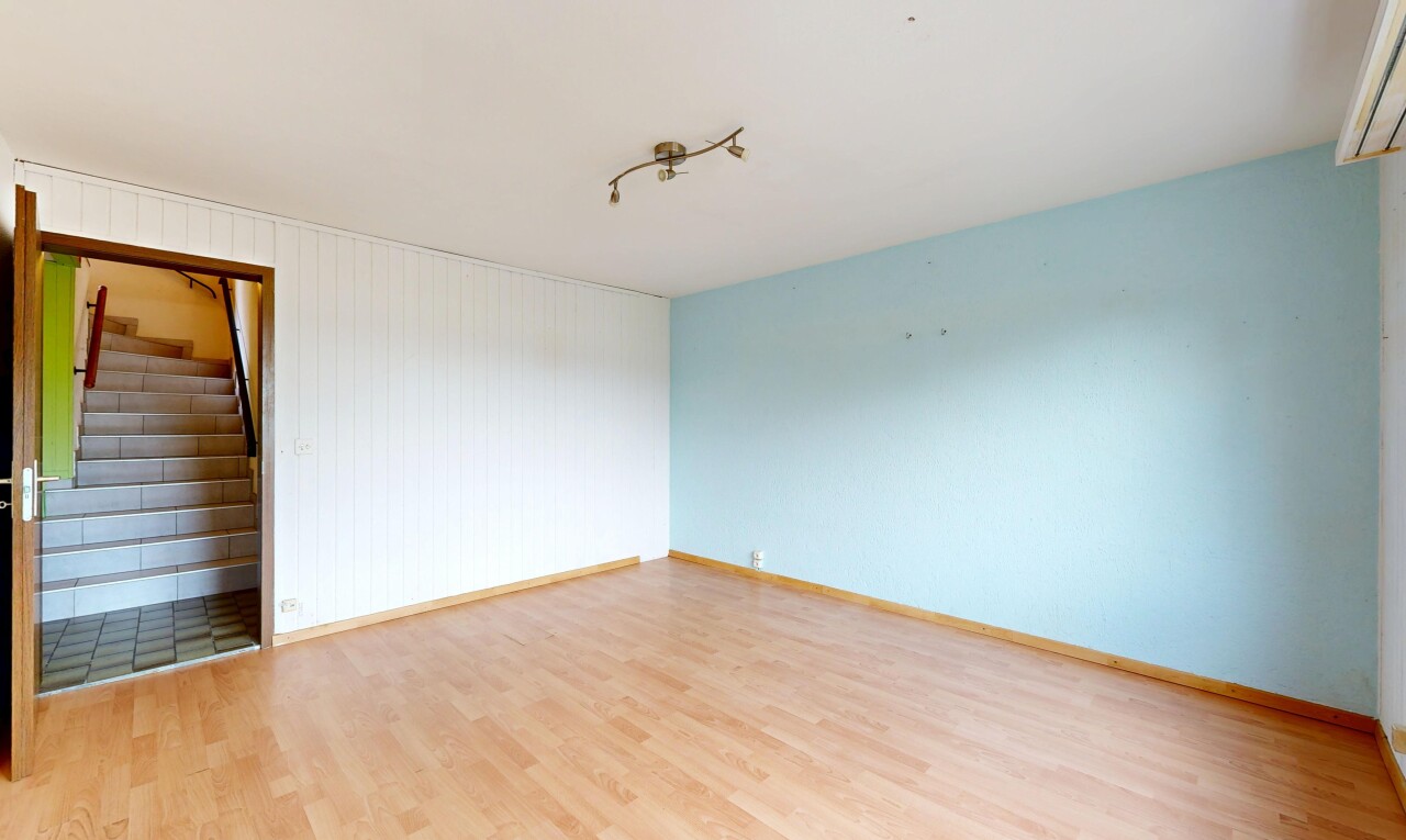 leerer raum mit inside property, wood finish floor, holzfußboden, treppen, und baseboards wall