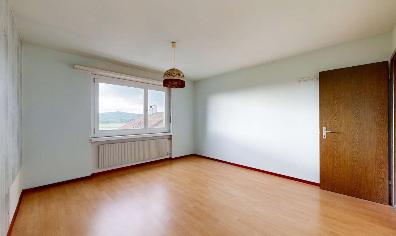 leerer raum mit kühler, holzfußboden, wood finish floor, gipskartonwand, und drywall