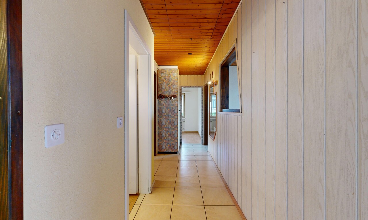 halle / korridor mit holzwand, wood wall, fliesenboden, tile floor, und holzdecke