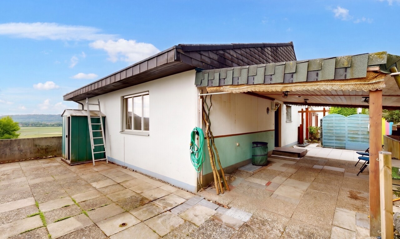terrasse mit from property, day time, zaun, und schuppen