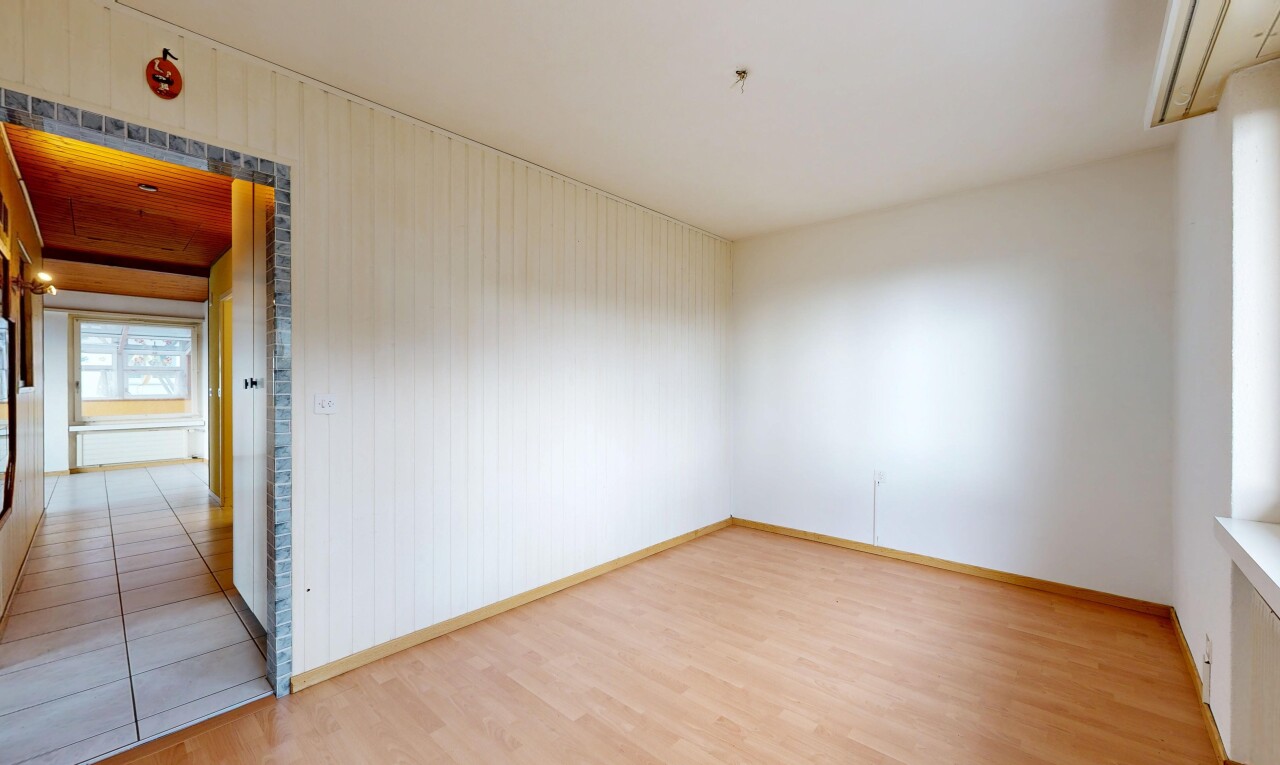 leerer raum mit wood finish floor, holzfußboden, inside property, natural light, und natürliches licht