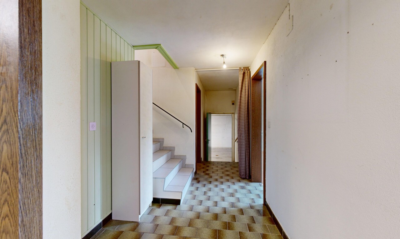 halle / korridor mit vinyl floor, vinylboden, vinyl tile, light floor, und inside property