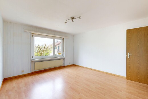 leerer raum mit wood finish floor, holzfußboden, inside property, natural light, und natürliches licht