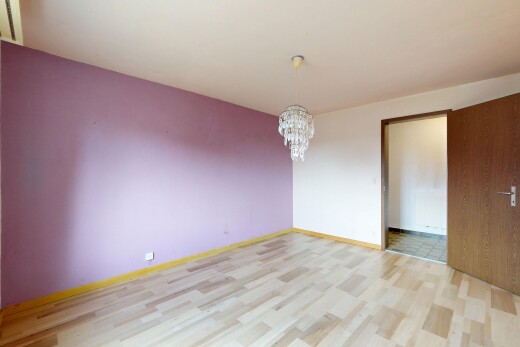 leerer raum mit inside property, drywall, gipskartonwand, bemerkenswerter kronleuchter, und light floor