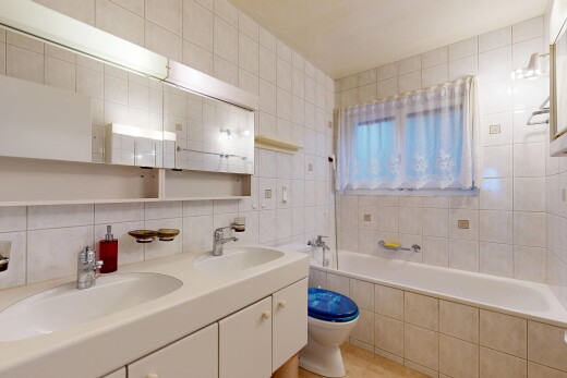 salle de bains avec mur en carrelage, tile wall, miroir, salle de bain complète, et double vasque