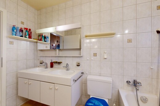 salle de bains avec salle de bain complète, double vasque, tile wall, mur en carrelage, et bain