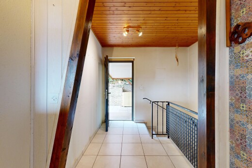 couloir avec cloison sèche, drywall, plafond en bois, wood ceiling, et inside property