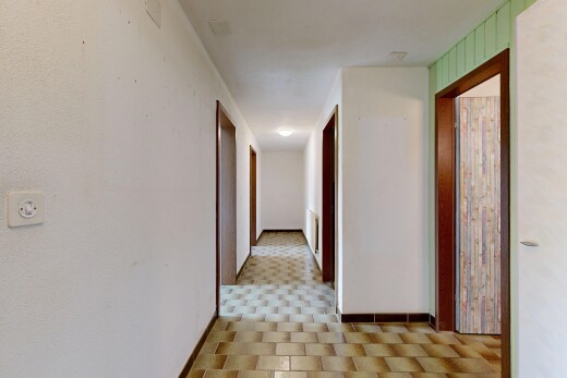 halle / korridor mit vinyl floor, vinylboden, vinyl tile, light floor, und inside property
