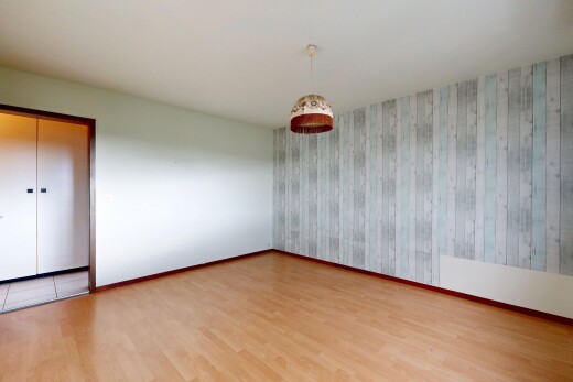 pièce vide avec sol en finition bois, wood finish floor, inside property, light floor, et cloison sèche