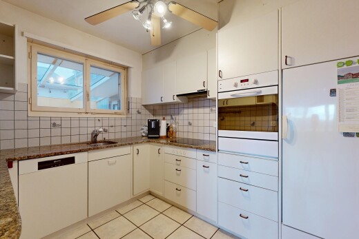 cuisine avec réfrigérateur, four, dark countertops, dosseret, et backsplash