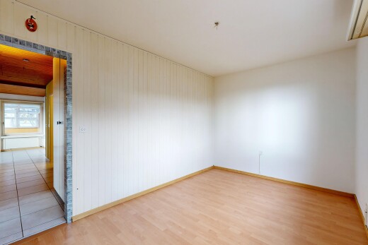 leerer raum mit wood finish floor, holzfußboden, inside property, natural light, und natürliches licht