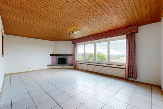 pièce vide avec plafond en bois, wood ceiling, light floor, inside property, et cloison sèche