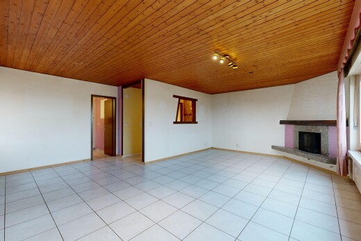 pièce vide avec cheminée, inside property, light floor, wood ceiling, et plafond en bois