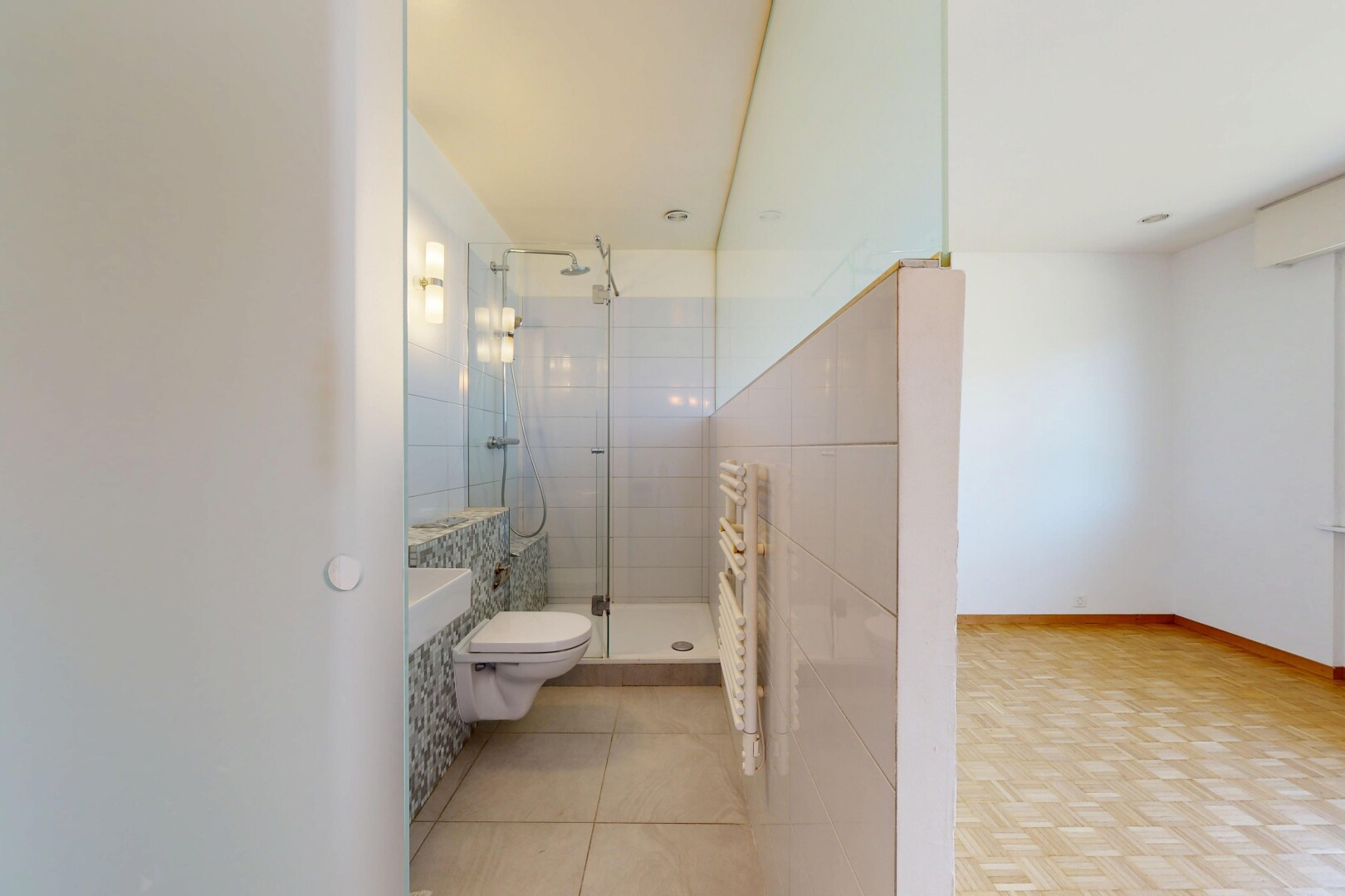 salle de bains avec cloison sèche, toilette, plinthes murales, douche, et salle de bain complète