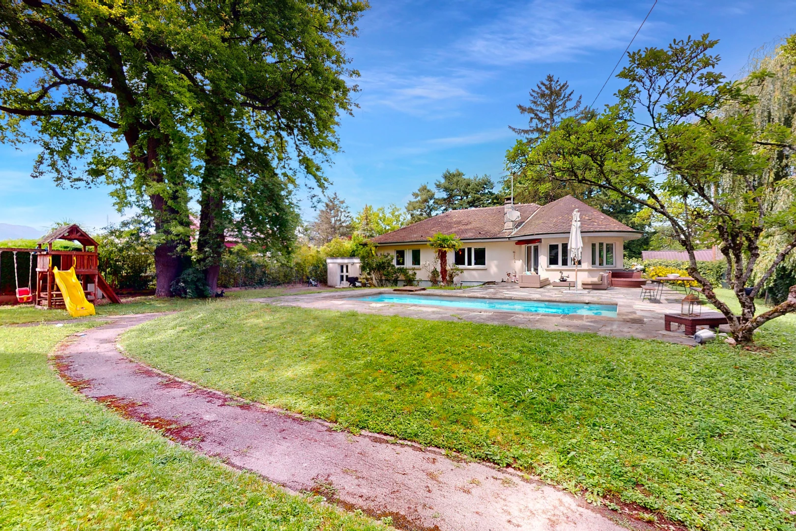 façade avec piscine, aire de jeux, terrasse, et pelouse