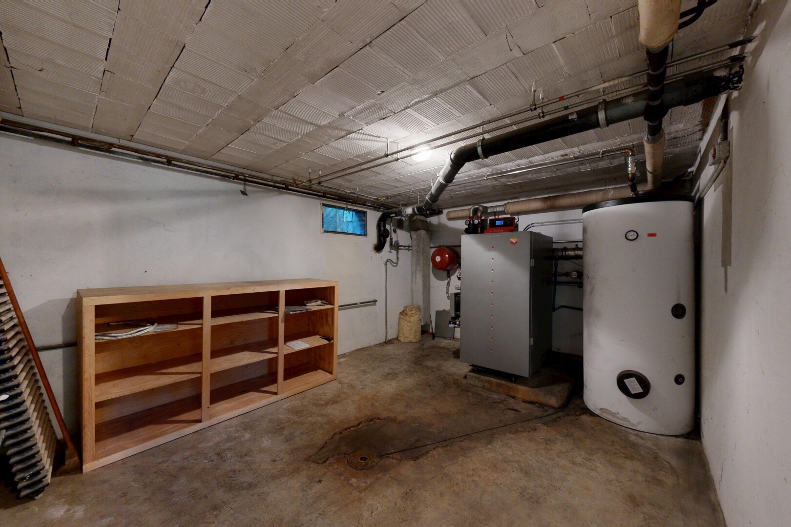 parking avec chauffe-eau et fournaise