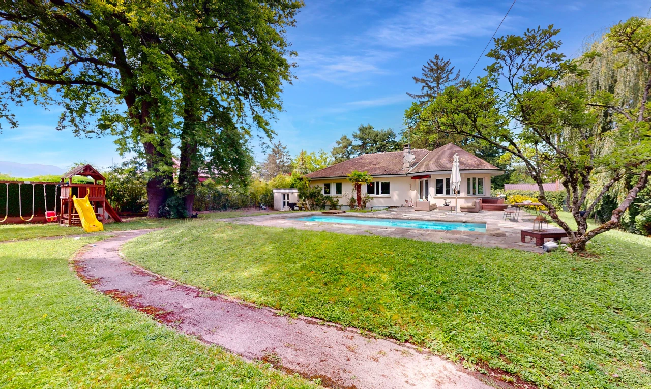 façade avec piscine, aire de jeux, terrasse, et pelouse